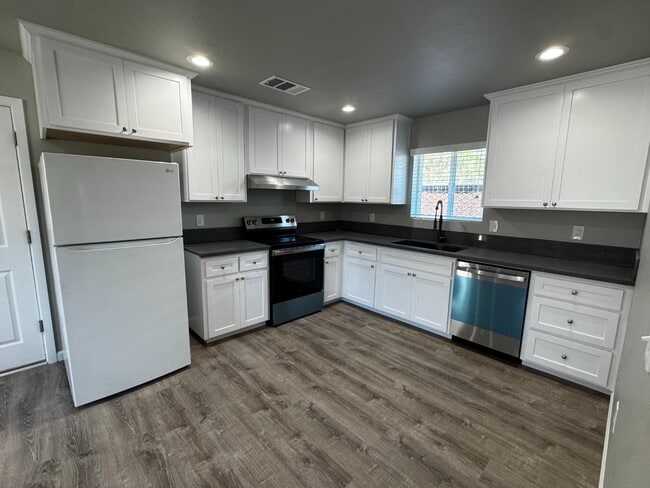 Building Photo - 4834 N Fruit Ave