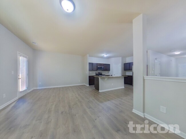 Building Photo - 3303 Lowland Dr