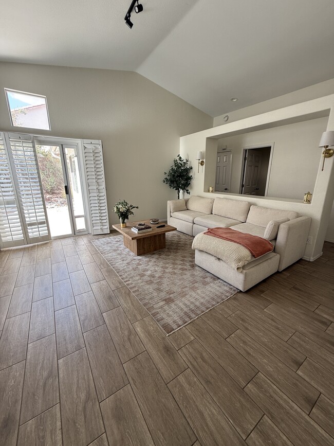 Foto del edificio - 9894 Pioneer Ave