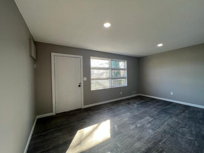 Building Photo - 1003 Kent Pl