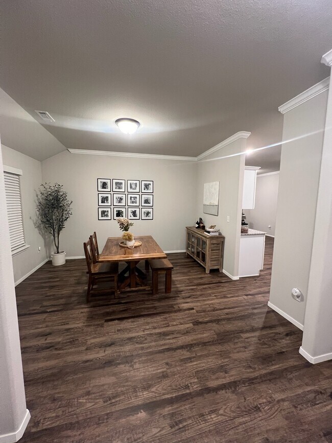 Foto del edificio - 2321 Pinewood Ave