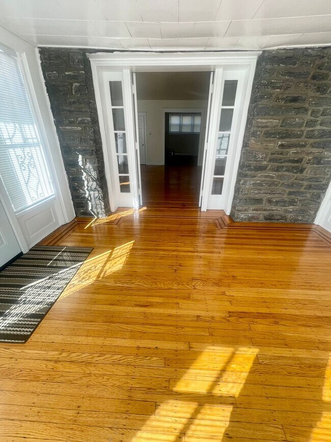Building Photo - Stunning 3-Bed 1.5 BA Townhouse in Overbrook!
