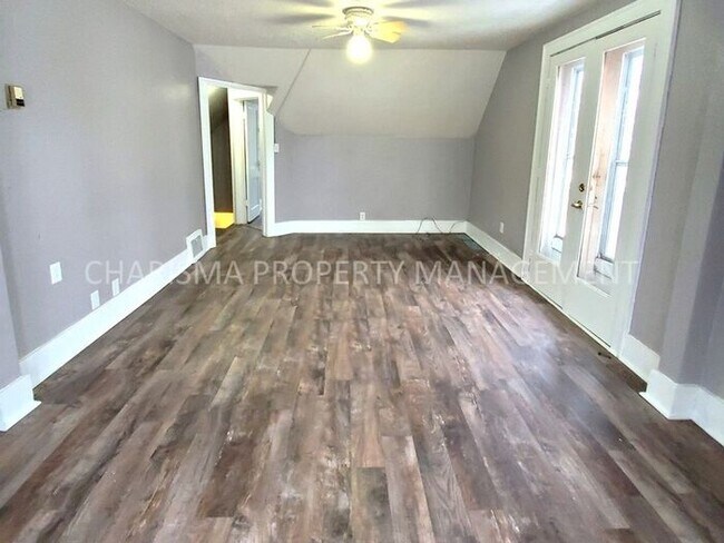 Building Photo - 425 S Prairie Ave