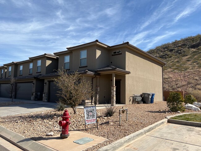 Foto del edificio - 3 bed | 2.5 bath | 2-car Townhome with Was...
