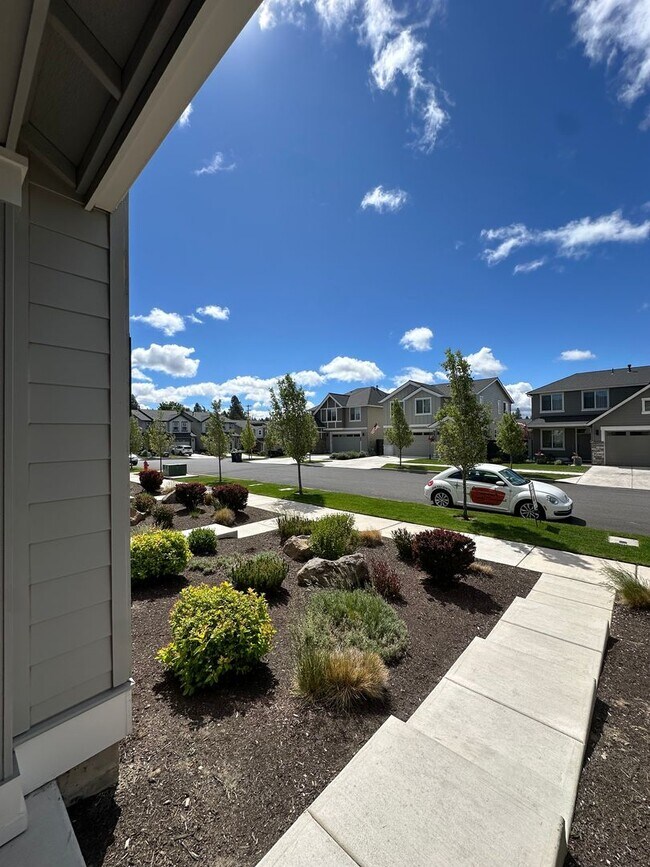 Foto del edificio - Gorgeous newer townhome in SE Bend!
