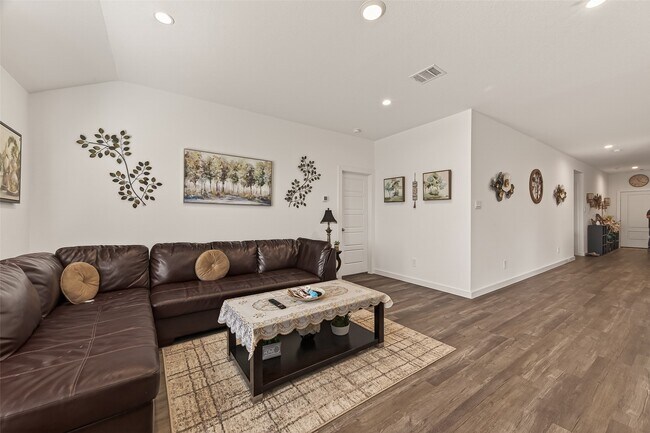 Building Photo - 1102 Rayburn Dr