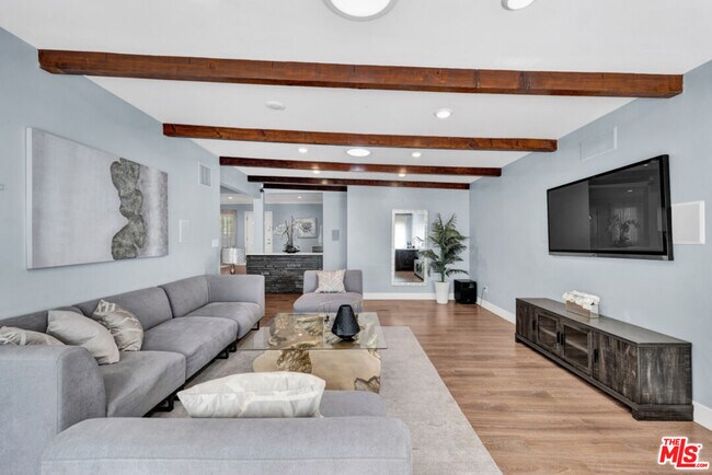 Foto del edificio - 6241 Canby Ave