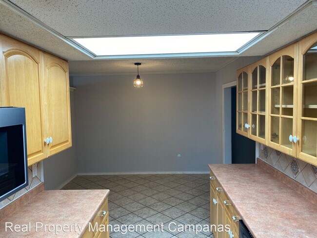 Building Photo - 4 br, 2.5 bath House - 5715 Fountainwood