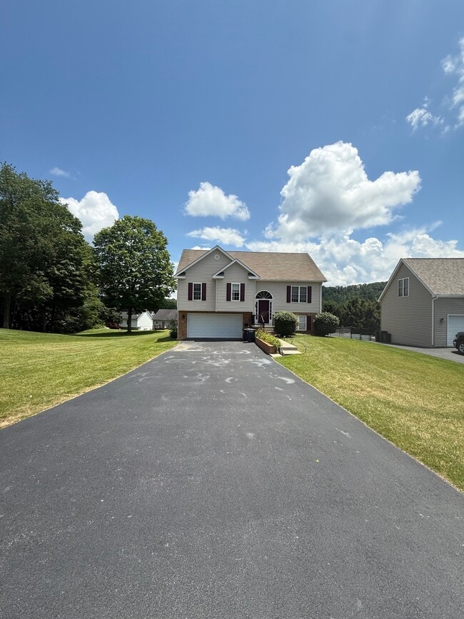 Building Photo - 476 Brandon Dr