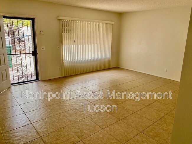 Building Photo - 4530 N Mountain Quail Rd