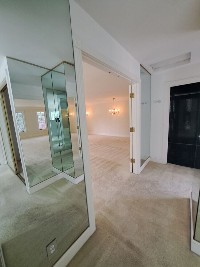 Foto del edificio - Large Secluded Estate Home w/ 1 bdrm apart...