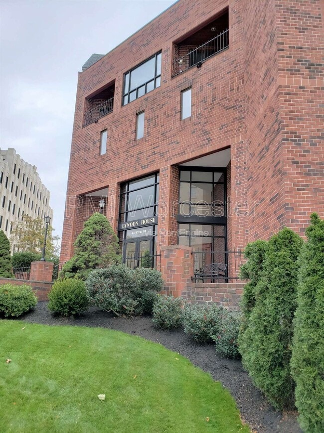 Building Photo - 44 Elm St