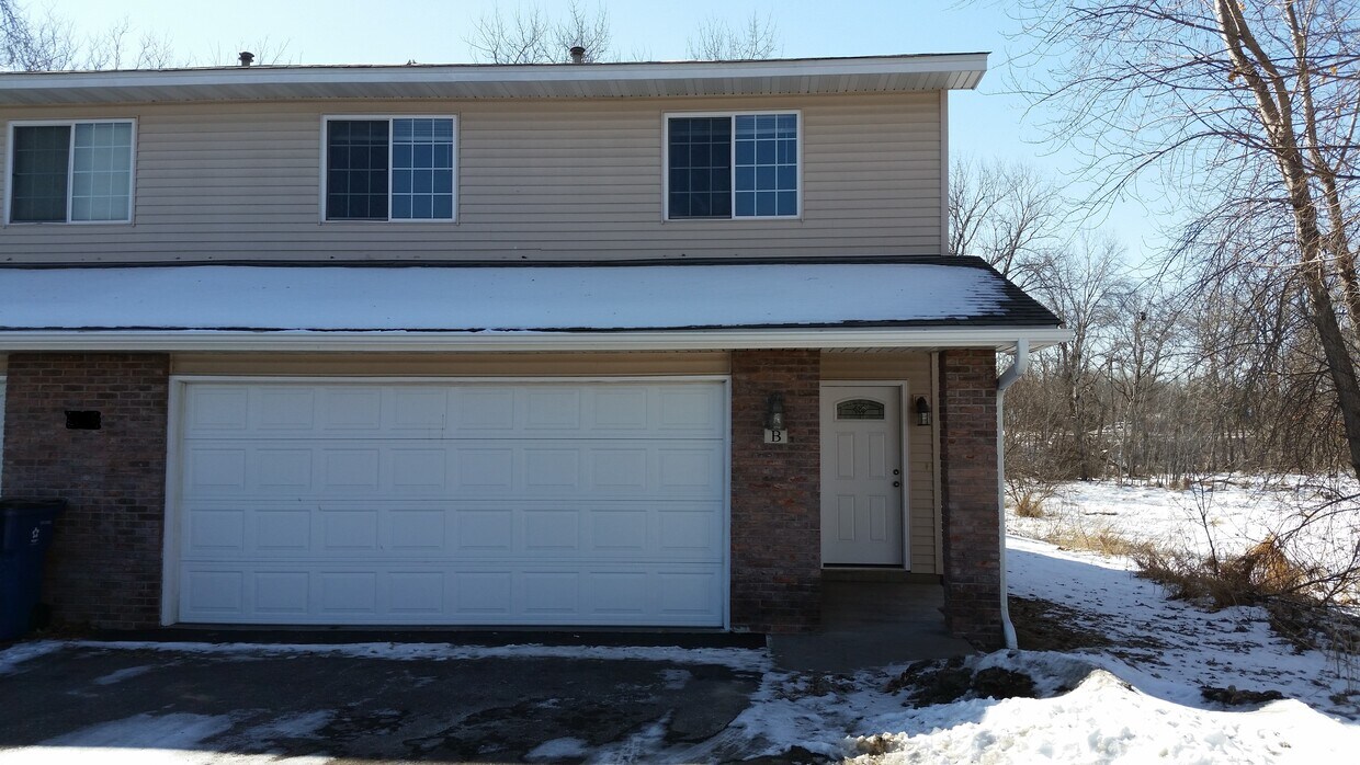 7654 Woodlawn Dr, Mounds View, MN 55112 Townhome Rentals in Mounds