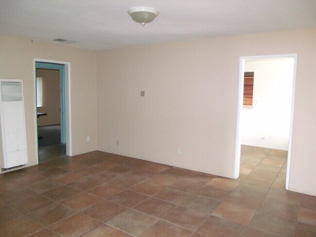 Foto del edificio - Large Single Story Home in Old Henderson/Pets Welcome