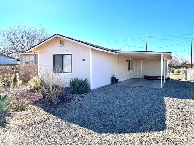 Foto del edificio - Nice 2 Bedroom Home with Large Yard and Ca...