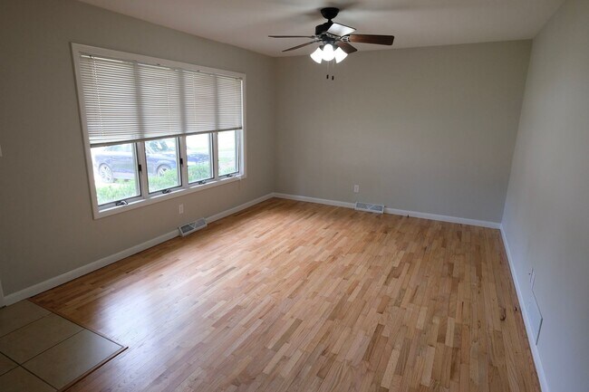 Foto del edificio - Just Remodeled!  3 Bedroom 1 Bath near jus...