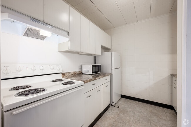 1 habitación, 1 baño - 750 pies cuadrados - Cocina - Carrollton Manor Apartments