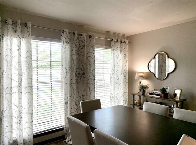 Foto del edificio - 2534 Rosefield Dr