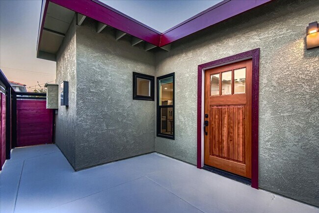 Foto del edificio - Professionally Designed Point Loma Detache...
