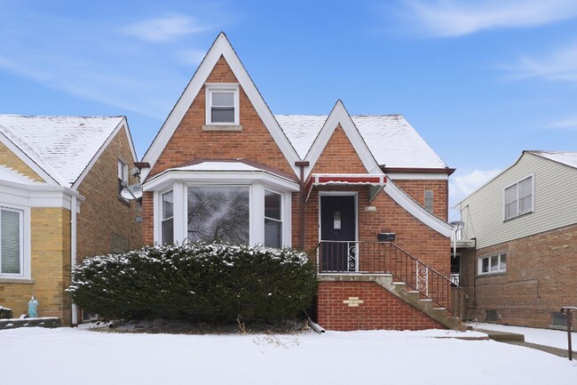 Foto del edificio - 6640 W Foster Ave