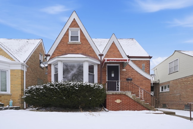 Building Photo - 6640 W Foster Ave