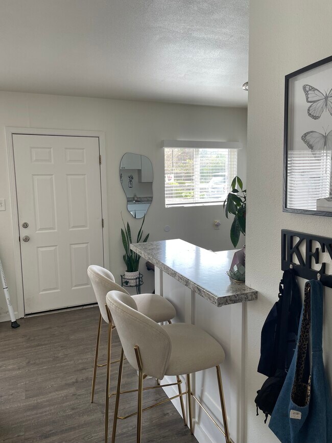 Foto del edificio - 730 Humbert Ave