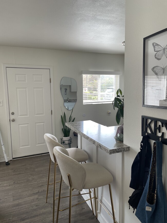 Building Photo - 730 Humbert Ave