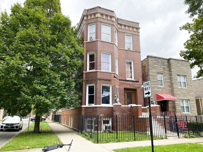 Building Photo - 857 N Harding Ave