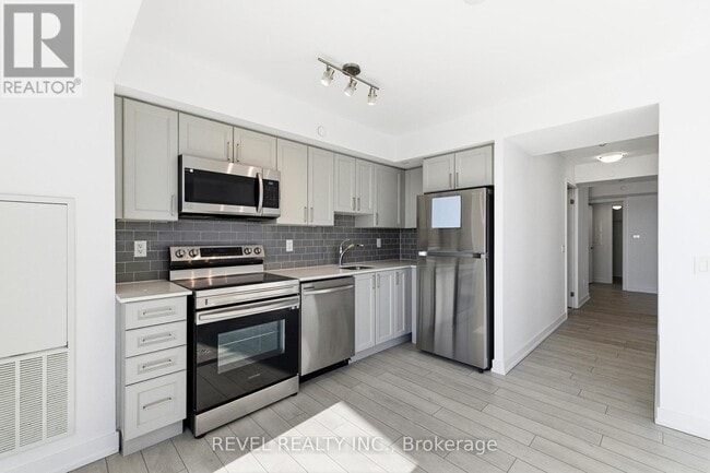 Building Photo - 1480 Bayly St