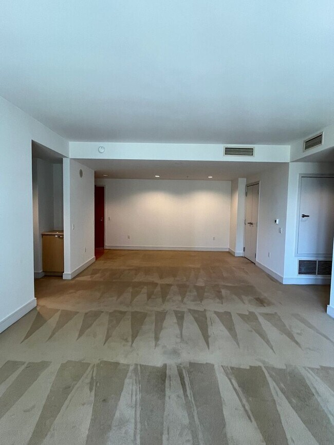 Foto del edificio - Experience upscale living in Downtown San Diego with great views. This is a must see!
