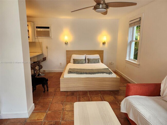 Building Photo - 3580 Royal Palm Ave