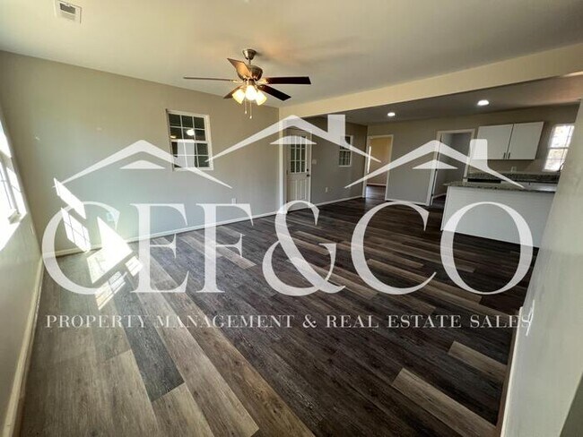 Foto del edificio - Adorably renovated 4 bedroom 2 bathroom home now available