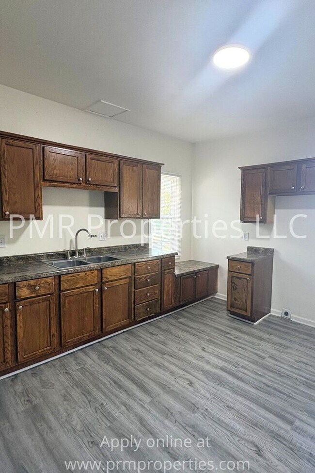 Building Photo - 3 Bedrooms / 1 Bathroom House