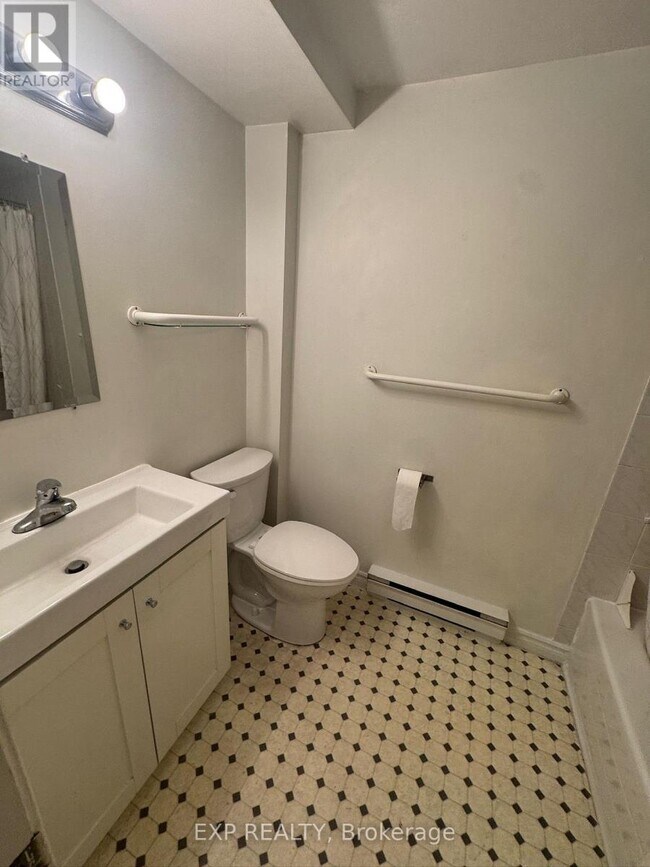 Photo du bâtiment - 223 Evelyn Ave