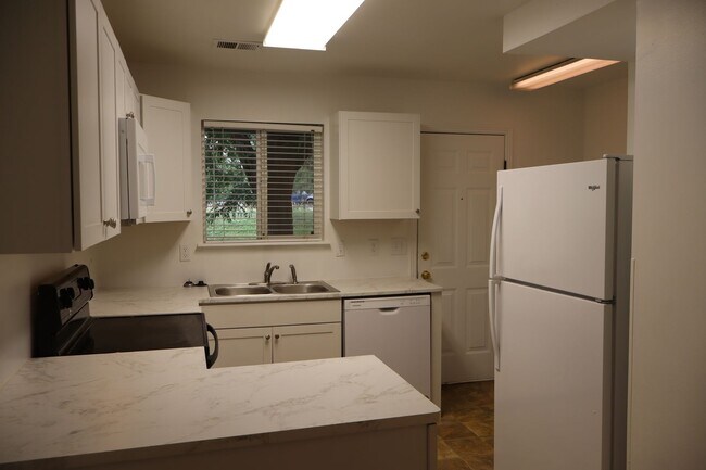 Foto del edificio - Cozy and Convenient 3 Bedroom Townhome