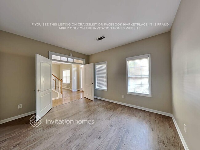 Building Photo - 3088 Woodmere Dr