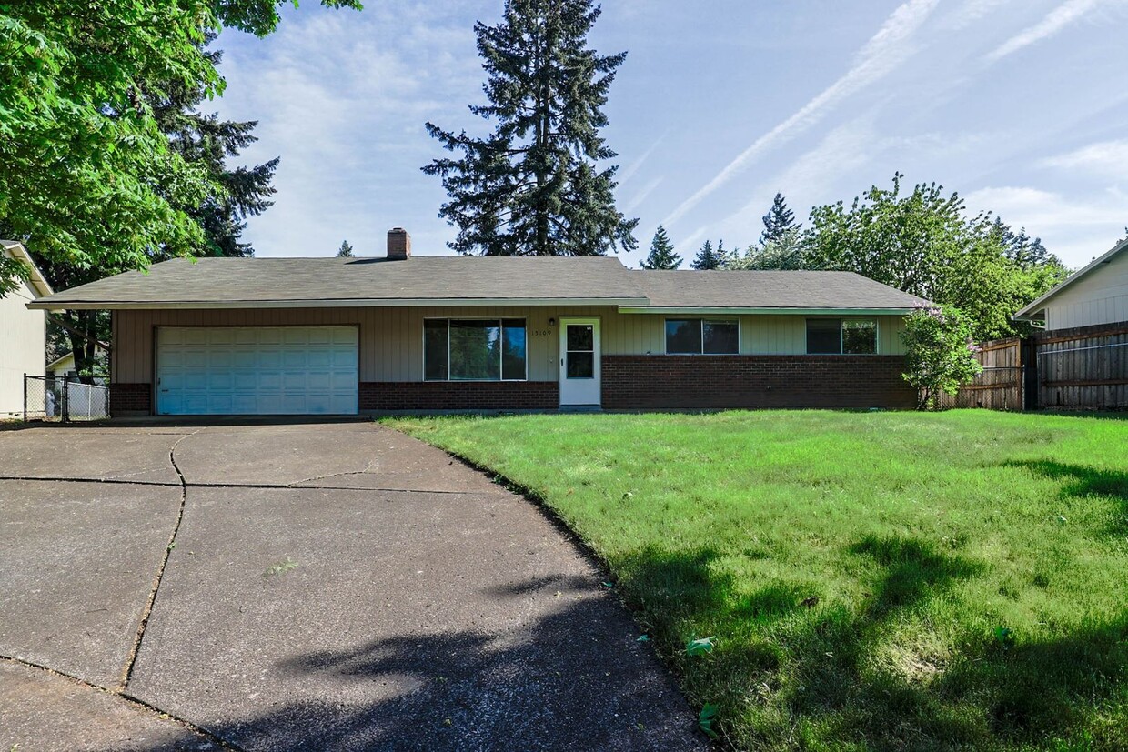 Foto principal - Three Bedroom Ranch with Large Yard!