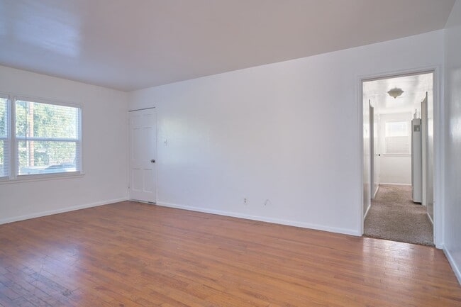 Building Photo - 116 E Orchard St