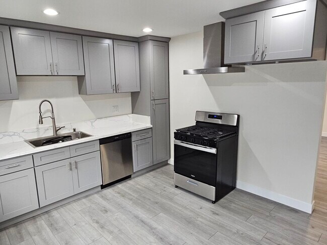Foto del edificio - 3440 E 67th St