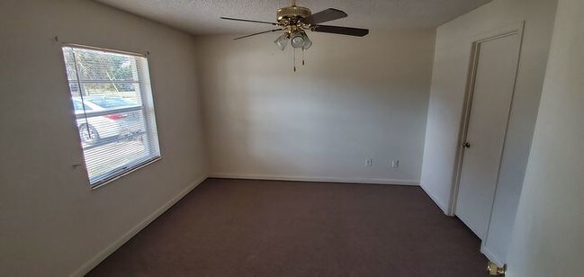Building Photo - 2/1 DUPLEX AVAILABLE NOW IN SARA LOU ACRES