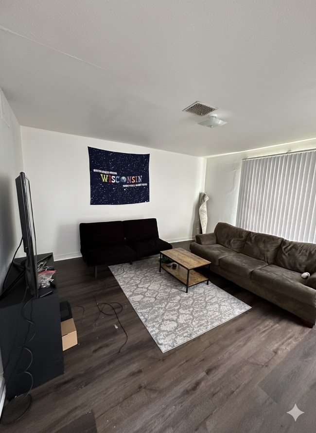 Building Photo - 4 Bed 1 Bath near UWEC, Water Street, and Sonnentag!