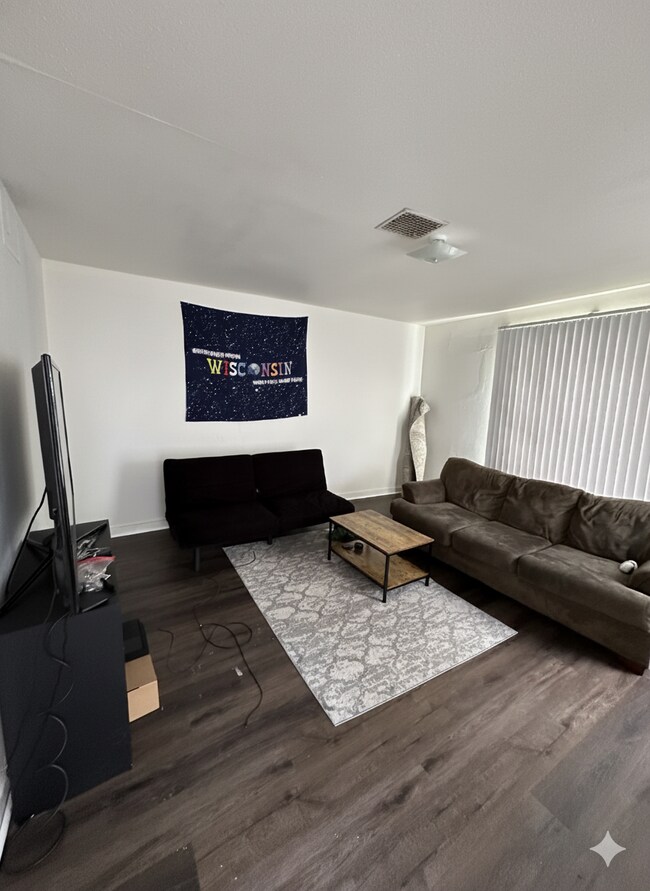 Foto del edificio - 4 Bed 1 Bath near UWEC, Water Street, and Sonnentag!