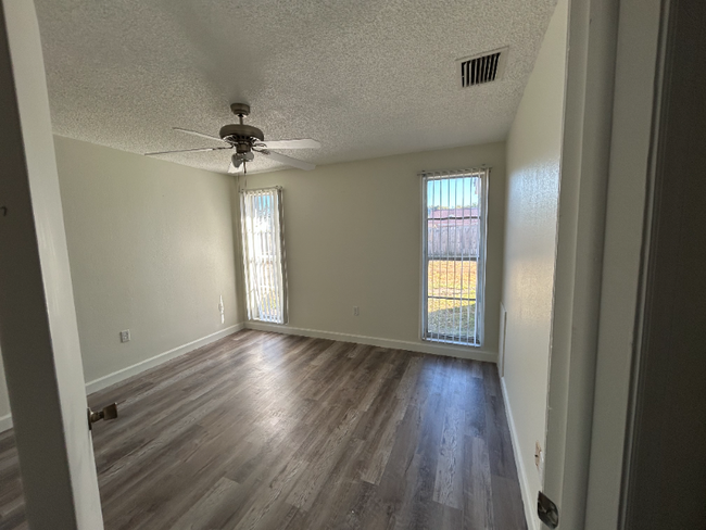 Foto del edificio - 7448 Mitchell Ranch Rd