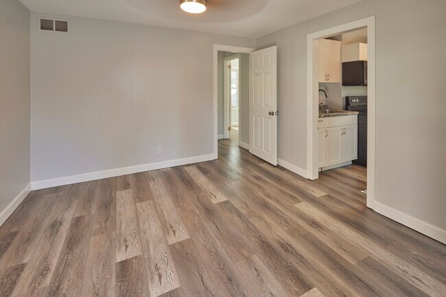 La sala de estar da a la cocina y al dormitorio. - 2439 8th Ave N