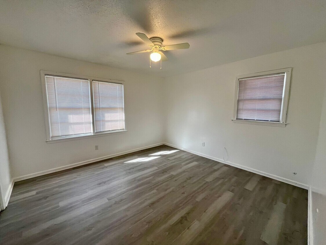 Foto del edificio - 2409 University Dr