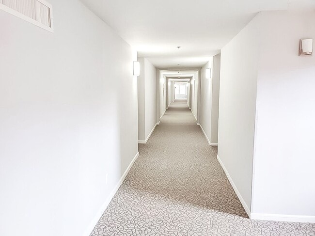 Building Photo - Beautifully Updated 1 Bed 1 Bath Condo With Sunroom In Sought After Point At Park