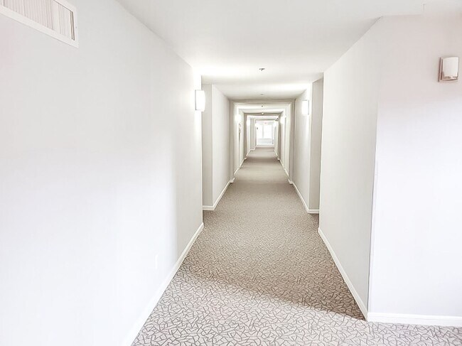 Foto del edificio - Beautifully Updated 1 Bed 1 Bath Condo With Sunroom In Sought After Point At Park