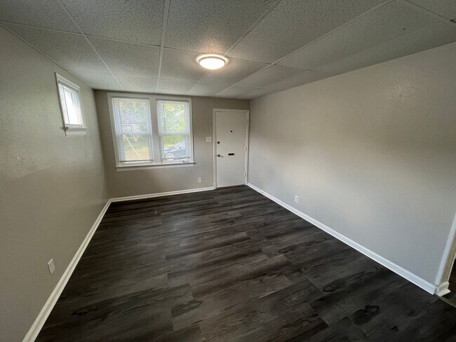 Foto del edificio - Renovated Three Bedroom One Bath Coming Av...