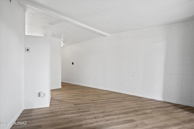 Foto del edificio - Move In Ready Unit! 1 Bed 1 Bath New Flooring!