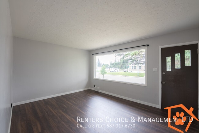 Building Photo - 2 Bedroom Pet Friendly House, BONUS INCENT...